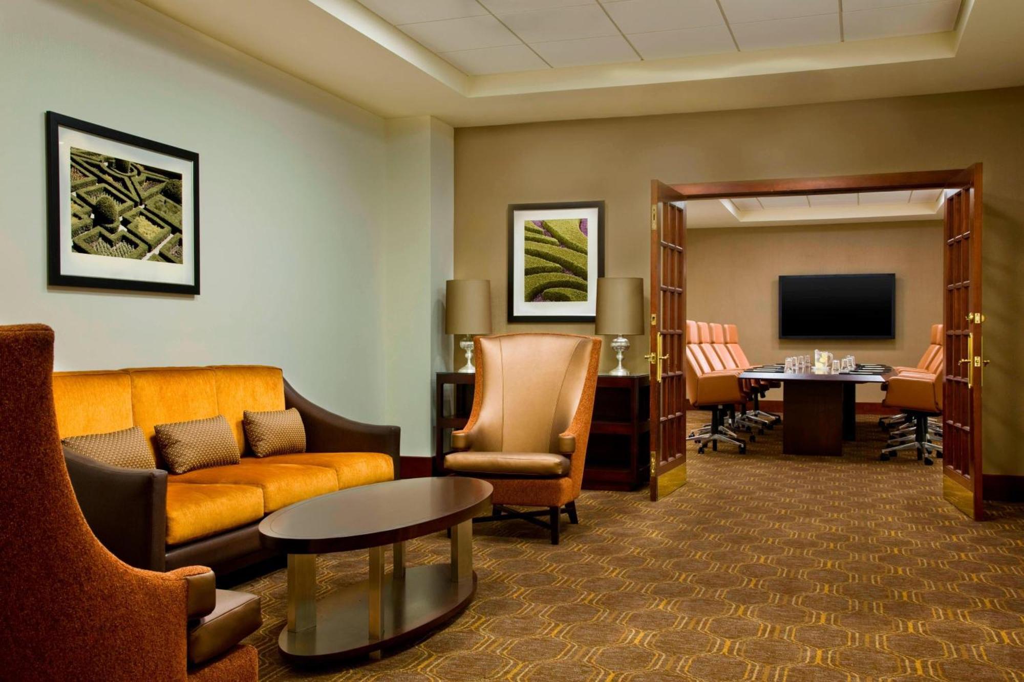 Sheraton Indianapolis Hotel At Keystone Crossing Exterior photo