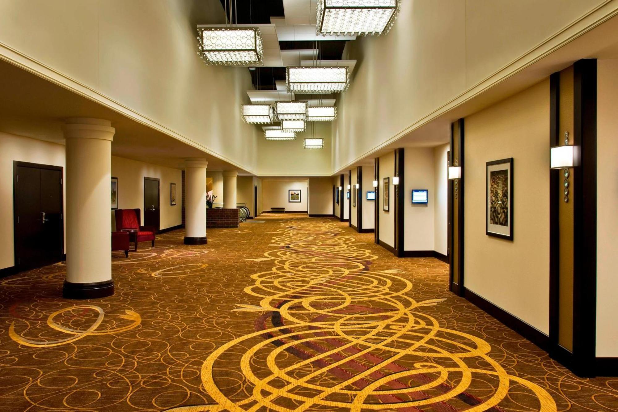 Sheraton Indianapolis Hotel At Keystone Crossing Exterior photo